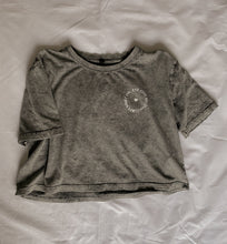 Lade das Bild in den Galerie-Viewer, [feyv] Grey Shirt, Ladies Cropped
